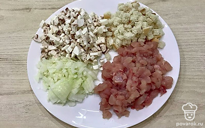 Грибы очистите, и тоже нарежьте мелкими кубиками.