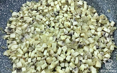 На растительном масле обжарьте лук до золотистого цвета, добавьте грибы, немного посолите и жарьте до испарения влаги.