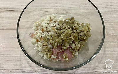 Смешайте нарезанную курицу, хлеб, обжарку из лука и грибов, добавьте яйца, посолите, поперчите. Тщательно вымесите. Дать постоять 20 минут.