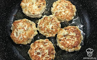 В разогретое растительное масло выкладывайте котлеты, сформированные влажными руками и жарьте на среднем огне с обеих сторон до готовности.