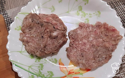 Мясо и лук перекрутите на мясорубке, добавьте соль и специи.