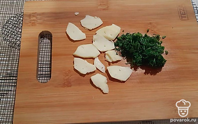 Сыр натрите на тёрке, укроп мелко нарежьте.