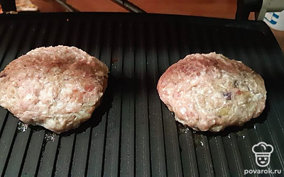 Жарьте котлеты на гриле 7 минут.