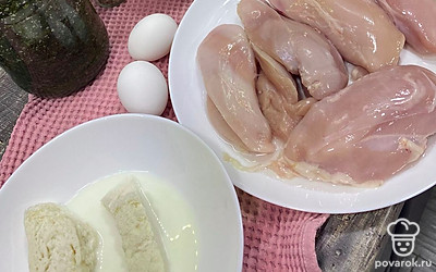 Промойте куриное филе, замочите 2 кусочка белого хлеба в молоке на 2 минуты.