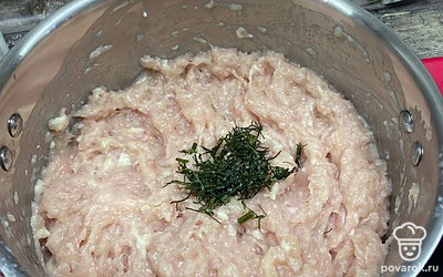 Прокрутите в мясорубке куриное филе, добавьте замоченный в молоке хлеб, 2 яйца, соль, перец, зелень.