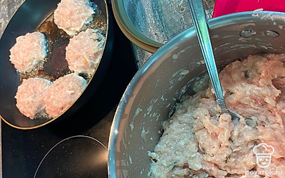 Влейте масло в сковороду, слепите котлеты из полученного фарша и обжарьте на среднем огне 15-20 минут.