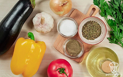 Тщательно промойте овощи и зелень, затем просушите. Почистите чеснок и лук, отрежьте ножки у баклажанов. Измельчите чеснок. Лук нарежьте полукольцами. Помидоры и перцы нарежьте небольшими кубиками.