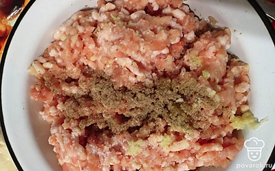 Подготовленный фарш отбейте.