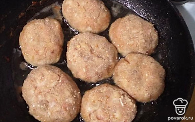 Выложите на разогретую скороду с растительным маслом и обжарьте.