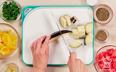 Подготовьте баклажаны. Нарежьте баклажаны средними по размеру кубиками, положите в миску и посолите. После чего перемешайте и оставьте на 10-15 минут.