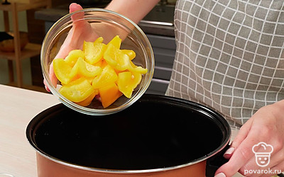 Обжарьте овощи. Налейте в чашу мультиварки 3 ст.л. подсолнечного масла. Лук добавьте в мультиварку. Включите программу «Жарка» на 20 минут и обжаривайте лук, регулярно помешивая. Помидоры и перцы добавьте к луку через 10 минут. Обжаривайте овощи до окончания программы.