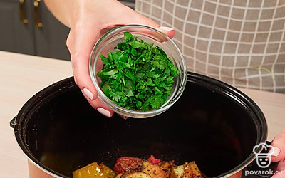 Завершите приготовление. Мелко порубите листья петрушки и добавьте в мультиварку через 15 минут от начала тушения. Дождавшись звукового сигнала, достаньте блюдо из мультиварки, остудите и уберите в холодильник на 30 минут, чтобы оно охладилось.