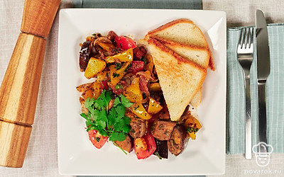 Закуску можно украсить листьями свежей петрушки и подать на стол в глиняных мисках с ломтиками свежего белого хлеба.