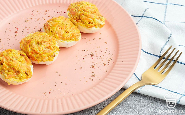 Фаршированные яйца с морковью, луком и сметаной — Рецепт с фото