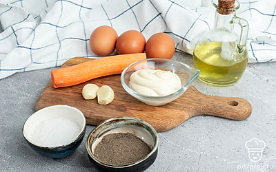 Яйца отварите. Почистите лук и морковь. Подготовьте остальные ингредиенты