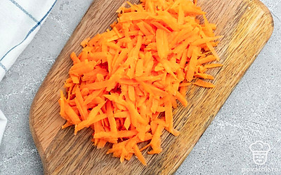 Морковь натрите на терке, лук мелко нарежьте, желтки мелко покрошите.