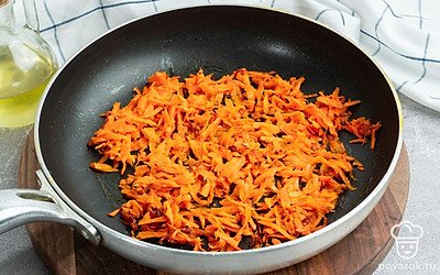 Лук и морковь обжарьте на сковороде.