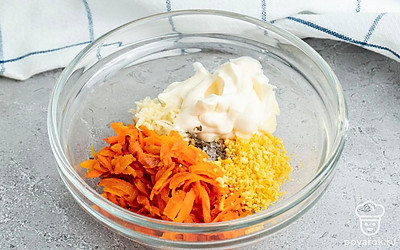 Смешайте в миске: лук,морковь,желтки,сметану,соль и перец.