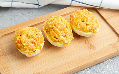 Разложите начинку в яйца.