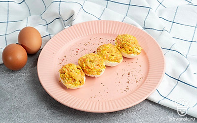 Яйца фаршированные жареным луком и морковью и сметаной готовы! Приятного аппетита!