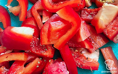 Нарежьте болгарский перец соломкой, а помидоры черри дольками.