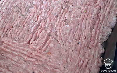 Выложите фарш на противень, равномерно распределив в пласт 1,5 см.