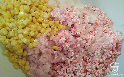 Филе помойте, нарежьте и перекрутите через мясорубку вместе с крабовым мясом и луком.