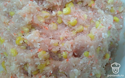 В фарш добавьте все специи и кукурузу, хорошо перемешайте до однородной консистенции.