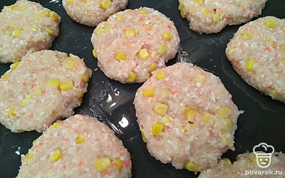 Слепите котлеты и выложите на противень, поставьте в разогретую до 180°С духовку на 30 минут.
