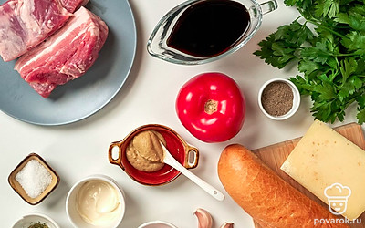 Грудинку промойте, обсушите бумажными полотенцами. Чеснок почистите, два зубчика нарежьте пластинками. В грудинке сделайте неглубокие надрезы ножом и вставьте туда слайсы чеснока. Натрите на средней терке сыр. Петрушку ополосните и мелко нарежьте. Чеснок для сырной начинки пропустите через пресс. Помидор ополосните и порежьте кубиками. Зеленый лук для подачи помойте и мелко порежьте.