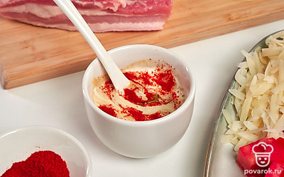 Приготовьте маринад. В миске смешайте горчицу и соевый соус. Добавьте паприку и лавровый лист. Посолите и поперчите по вкусу.