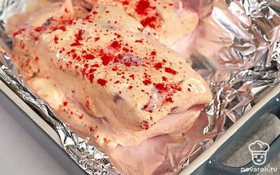 Запеките мясо. Выложите на противень 2-3 слоя фольги. Положите туда грудинку и тщательно обмажьте ее маринадом. Плотно заверните свинину в фольгу и поставьте противень в духовку на 60 минут при температуре 230-250 градусов. Через 1 час снизьте температуру до 200 градусов, разверните фольгу и поставьте еще примерно на 10 минут в духовку. Вынимайте мясо, когда грудинка покроется румяной корочкой. Нарежьте мясо ломтиками.