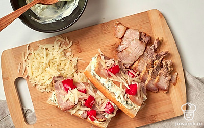 Заполните багет начинкой. Выложите в миску половину тертого сыра, положите майонез, горчицу, измельченный чеснок и петрушку, перемешайте ингредиенты. Багет разрежьте вдоль на две части. Каждую часть багета смажьте начинкой из сыра. Положите ломтики свинины. Поверх них разложите помидоры и посыпьте оставшимся тертым сыром.