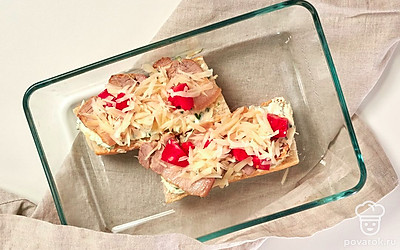 Запеките багет. Нагрейте духовку до 180 градусов, положите багет на противень и поставьте запекаться в духовку на 20 минут.