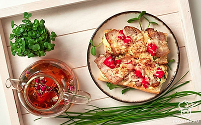 Подавайте блюдо горячим, украсив его рубленым зеленым луком.