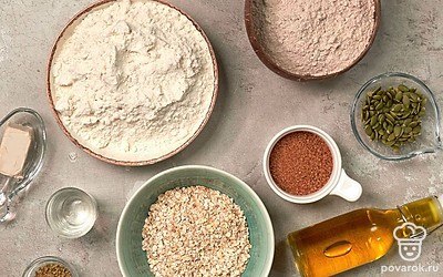 Отмерьте необходимое количество продуктов, удобно расположите их на рабочем столе. Оба вида муки просейте через сито. Противень застелите пергаментной бумагой. Приготовьте кухонный комбайн.