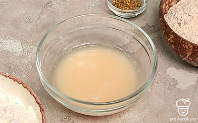 Активируйте дрожжи. Подогрейте 2/3 стакана воды, всыпьте дрожжи и сахар, перемешайте, накройте пищевой пленкой и оставьте на 10 минут.