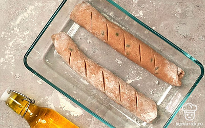 Испеките багеты. Пока заготовки расстаиваются, включите духовку на 200 градусов, на дно шкафа поставьте емкость с водой. Багеты переложите на противень, по поверхности сделайте косые надрезы и отправьте выпекаться на 10 минут. Затем емкость с водой уберите, температуру снизьте до 180 градусов и выпекайте багеты еще 15 минут.