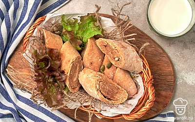 Готовые багеты остудите на решетке, разломайте на кусочки, подайте со стаканом прохладного молока.