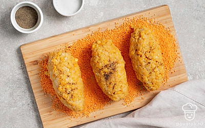 Подготовьте фарш для гороховых котлет. Горох и лук выложите в чашу блендера и измельчите. Добавьте соль, перец и перемешайте. Из подготовленного фарша сформируйте одинаковые по размеру и форме гороховые котлеты и обваляйте в панировочных сухарях.