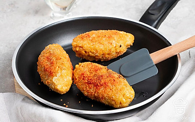 Пожарьте гороховые постные котлеты. На средний огонь поставьте сковороду, влейте растительное масло и разогрейте. Выложите в масло котлеты и жарьте по 3-4 минуты с каждой стороны.