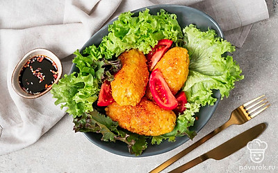 На порционную тарелку положите лист салата, сверху выложите гороховые котлеты и подавайте с соевым соусом.