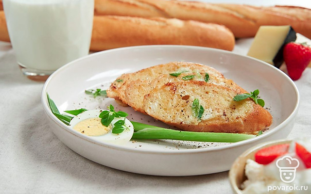 Гренки с яйцом, луком и сыром — Рецепт с фото