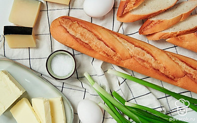 Подготовьте продукты для гренок с яйцом и луком. Разделите багет на кусочки равного размера. Натрите сыр на мелкой терке. Лук измельчите. Свежесть куриных яиц можно определить, опустив их в воду с солью. Чем меньше всплывает яйцо, тем оно свежее.