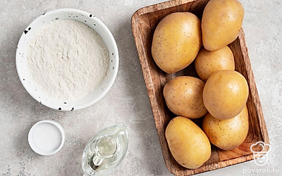 Подготовьте необходимые ингредиенты. Муку просейте через сито. Картофель промойте и очистите от кожуры.