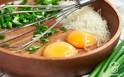 Приготовьте яичную массу для гренок. Взболтайте венчиком в миске яйца с солью, зеленью и сыром.