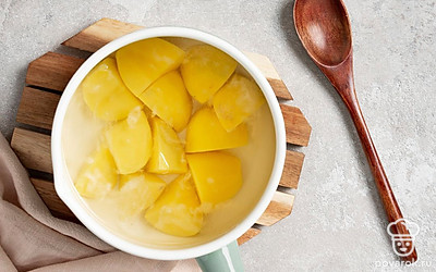 Приготовьте картофель. Для этого нарежьте клубни на крупные куски и положите в кастрюлю. Залейте водой и поставьте вариться. Готовьте до мягкости овощей, слейте воду. Еще раз поставьте кастрюлю с открытой крышкой на слабый огонь, держите до полного испарения остатков жидкости.