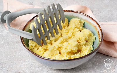 Сделайте картофельное пюре. В картошку влейте столовую ложку масла. Перемешайте. С помощью толкушки или блендера измельчите картофель до состояния пюре. В процессе пюрирования посолите по вкусу. Остудите картошку при комнатной температуре.