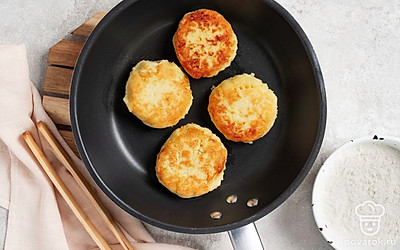 Приготовьте котлеты. Сформируйте из пюре котлеты необходимого размера. В сковороде разогрейте оставшееся масло. Котлеты слегка обмакните в муке и выложите в сковороду. Обжарьте с двух сторон до румяности, на каждую уйдет по 1,5-2 минуты.