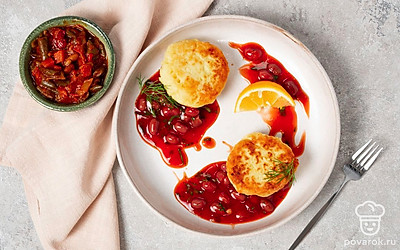 Подайте картофельные котлеты вместе с томатным соусом.